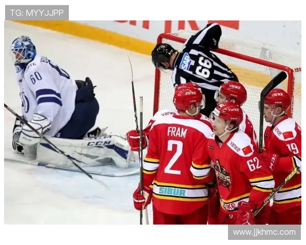 莫斯科迪纳摩赠民族帽表达赛场友好 莫斯科迪纳摩赠民族帽表达赛场友好